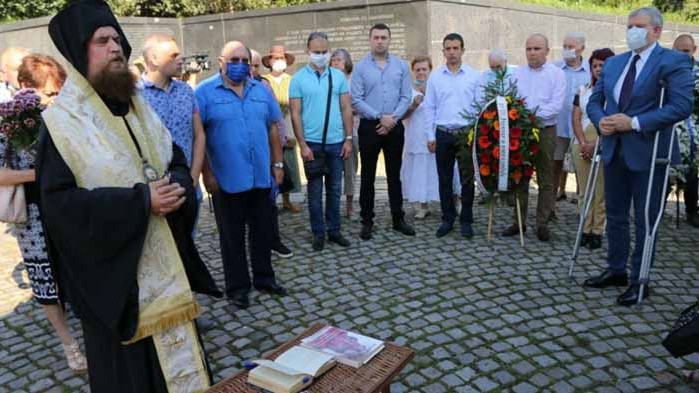 ГЕРБ, СДС и Съюзът на репресираните поднесоха цветя на мемориала на жертвите на комунизма