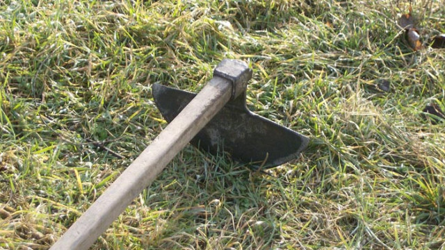 Съдят мъж от Търговище, разбил главата на свой познат с мотика