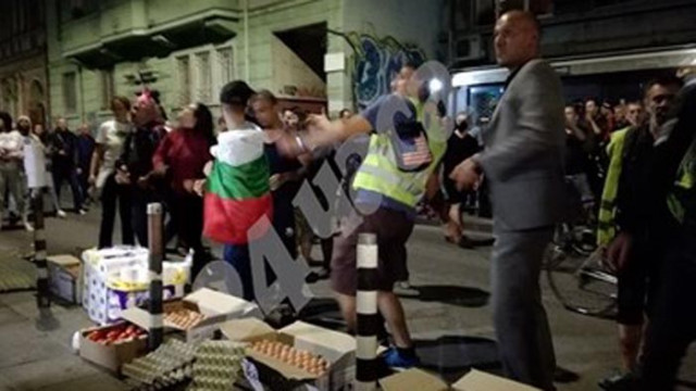 "Изразяване на мнение" ли е цапането с яйца на паметници на културата