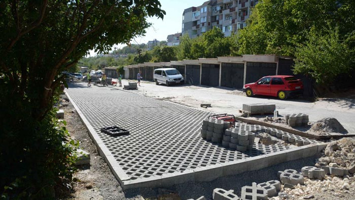 Продължава цялостния ремонт на междублокови пространства във "Възраждане 4"