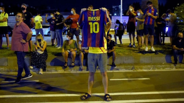 В Барселона: Фенове обсадиха Камп Ноу, искат оставката на Бартомеу