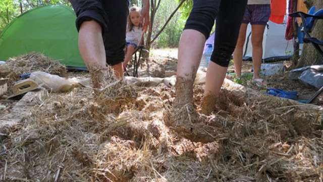 Завръщане в миналото. Доброволци се учат как да правят замазка от слама и глина в село Езерец