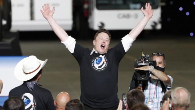 Компанията на Илон Мъск успешно имплантира чипове в мозъка на прасе