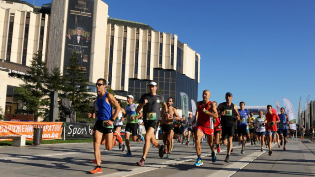 Планински бегачи мерят сили в скоростно изкачване на Черни връх