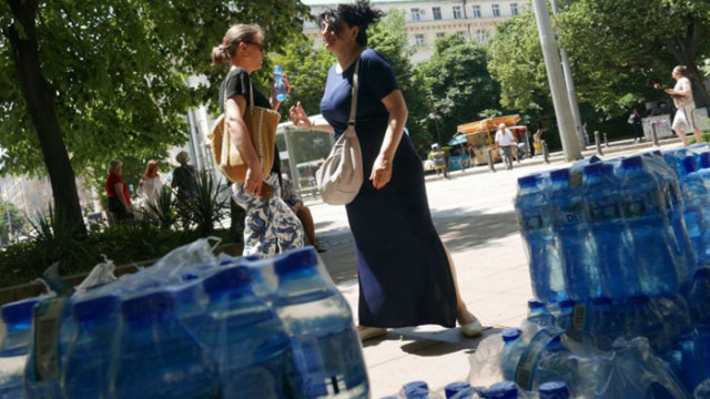 Столичната община организира раздаване на минерална вода