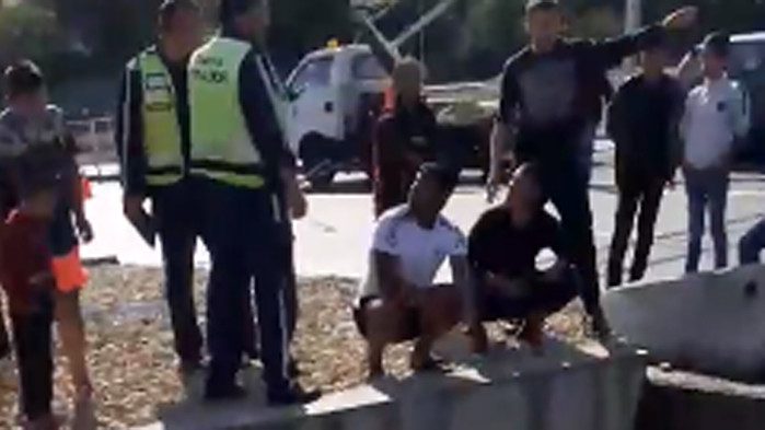 Автомобил падна в канала на бул. Левски