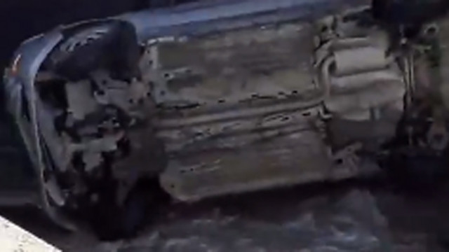 Автомобил падна в канала на бул. Левски