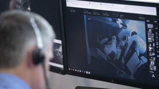 Астронавтите на борда на Crew Dragon свалиха скафандри