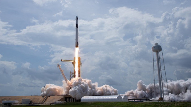 Dragon успешно се скачи с Международната космическа станция