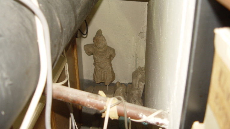 Спецпрокуратурата открива ценности в мазето на Васил Божков