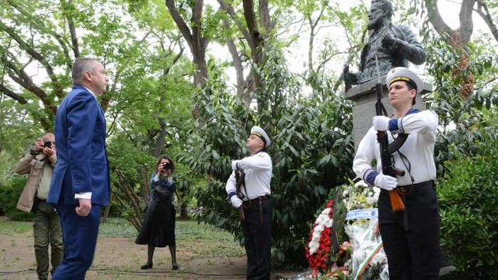 Кметът Иван Портних поднесе цветя пред паметника на Христо Ботев