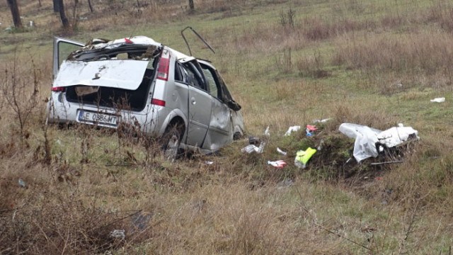 Шофьор помете няколко коли и се блъсна в стена на къща и електрически стълб