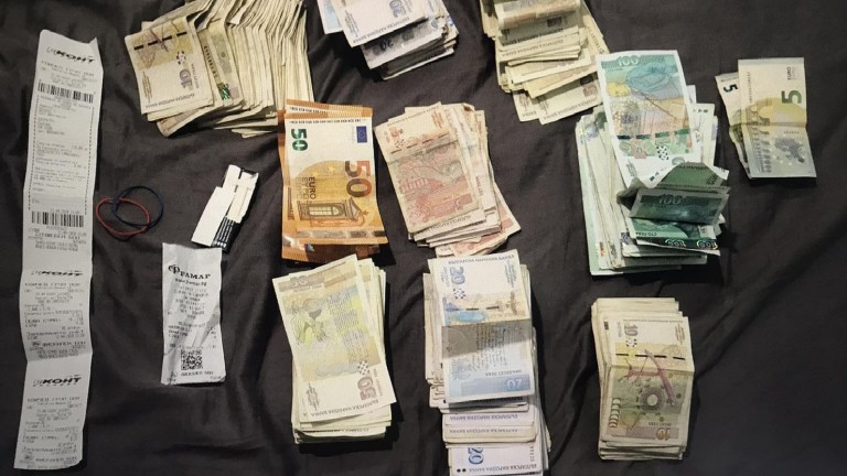 Полицаи иззеха 900 гр. марихуана и опандизиха трима рецидивисти в Бургас