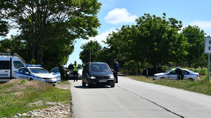 Специализирана полицейска акция се провежда в село Китанчево, Разградско (СНИМКИ)