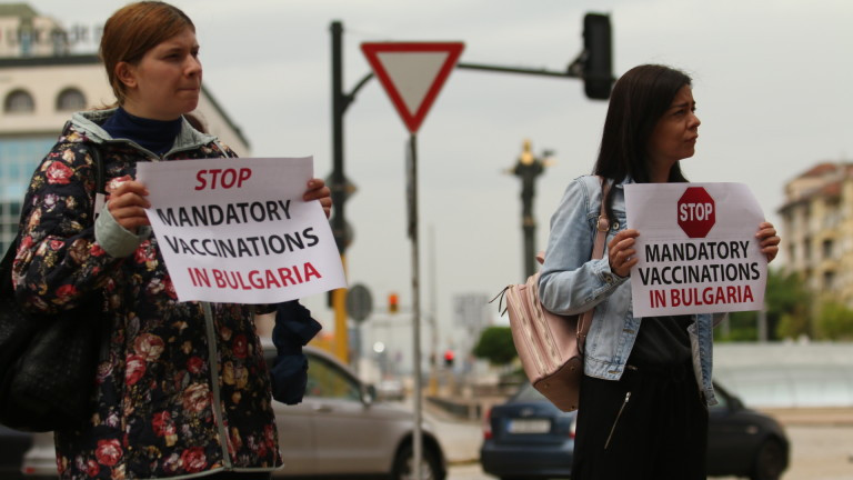 Антиваксъри  настояват за избор дали да ваксинират децата си