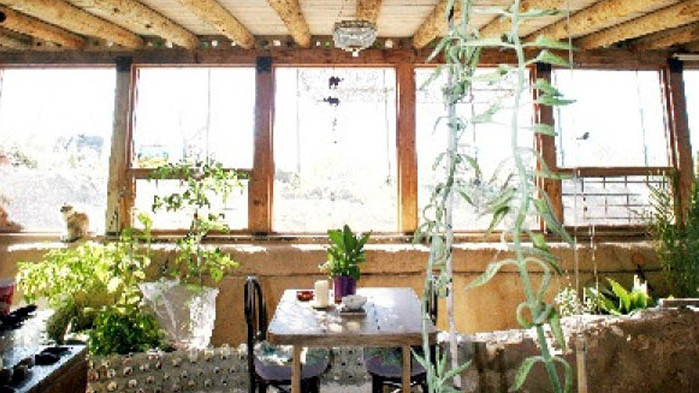 Earthship и какво е да живееш в къща от боклуци
