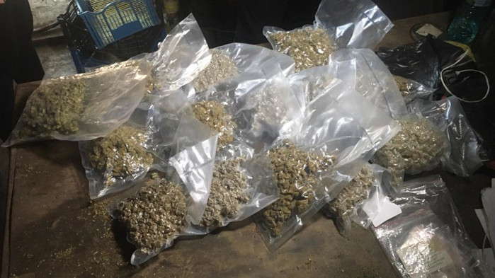 Незаконно оръжие, марихуана и тютюн иззеха пазарджишки полицаи