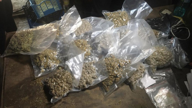 Незаконно оръжие, марихуана и тютюн иззеха пазарджишки полицаи