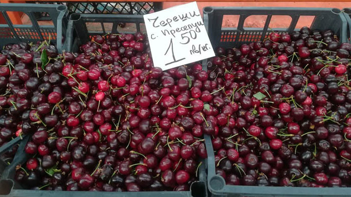 Черешите и прасковите на „Колхозния“ във Варна паднаха до 1,50 за килограм (СНИМКИ)