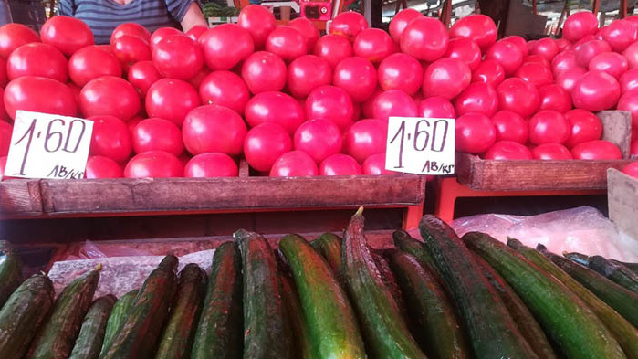 Черешите и прасковите на „Колхозния“ във Варна паднаха до 1,50 за килограм (СНИМКИ)