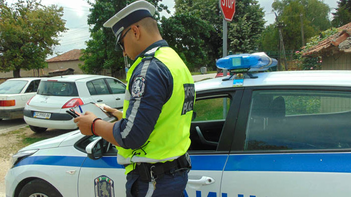 Жена се опита да подкупи със 100 лева полицаи, докато те провеждат специлизирана акция