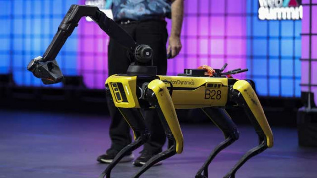 Първият робот-куче в света ходи на работа, но мрази стълби