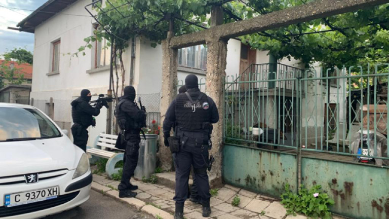 Разбиха българска банда, крала строителна техника в Италия