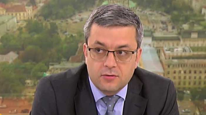 Биков за снимките: Минава всякакви граници