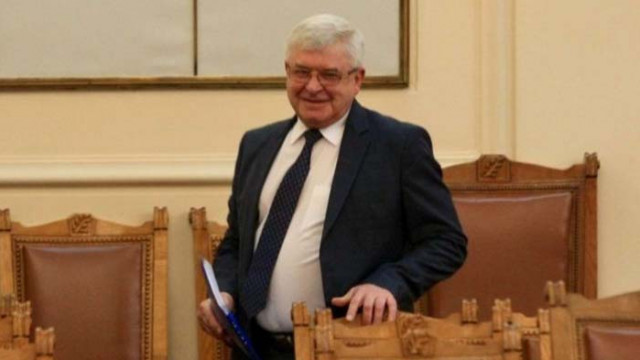 НС единодушно прие решение за подобряване условията на труд на медиците в условията на пандемия