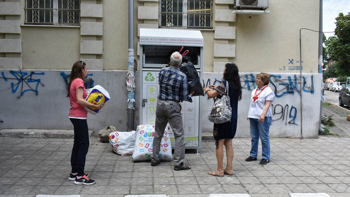 Община Асеновград и БЧК благодарят на гражданите: Събраха се тонове дрехи