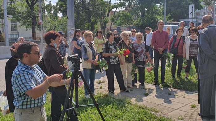Цветя на признателност към доброволците в Аспарухово