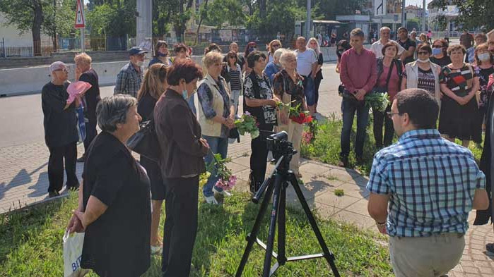Цветя на признателност към доброволците в Аспарухово