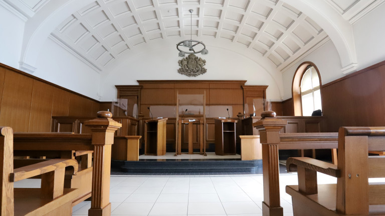 Разследват мъж, нападнал посреднощ с брадва жител на Етрополе