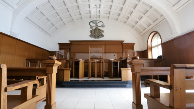 Разследват мъж, нападнал посреднощ с брадва жител на Етрополе