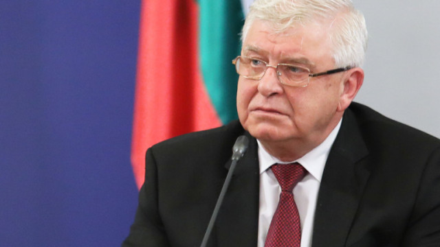 Маските задължителни на закрито, но не по масите в заденията