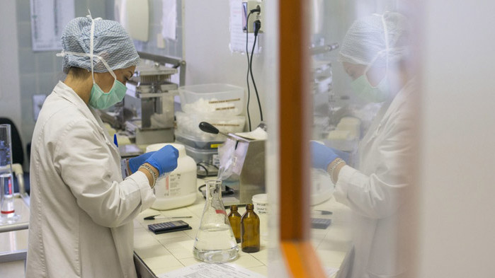 Лекарите и сестрите получават малко под средната заплата