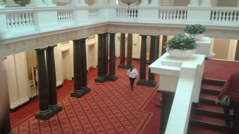 Носят ли се маски в парламента?