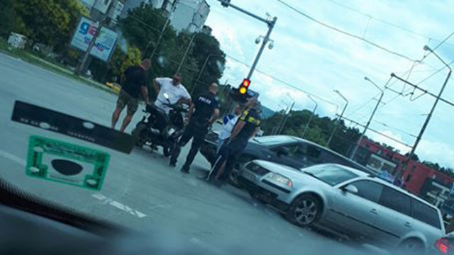 Моторист не спря на червено и се заби в джип