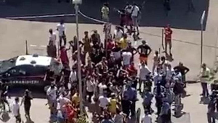 Десетки БГ роми под карантина се бунтуват до Неапол, пращат войска да ги охранява