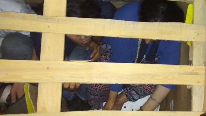 Гранични полицаи откриха шестима мигранти в камион с дини