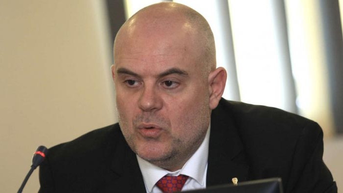 За обиски и разпити на още двама съветници на Радев съобщи Гешев