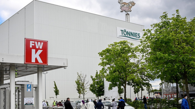 Двама българи, работили в кланицата "Тьонис": Студ, тежък труд, уволнение