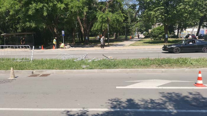 Камион се удари в стълб за да не блъсне дете в Аспарухово (СНИМКИ)