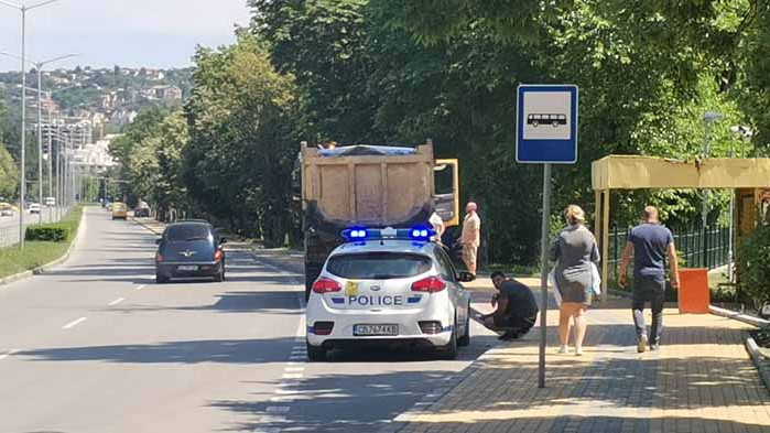 Камион се удари в стълб за да не блъсне дете в Аспарухово (СНИМКИ)