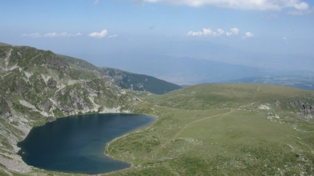 Багер на Седемте рилски езера възмути туристите