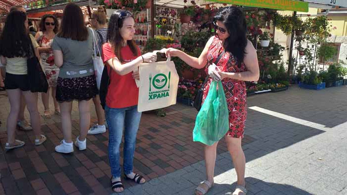 Литература срещу найлон. Кой и защо подарява книги във Варна (ВИДЕО)