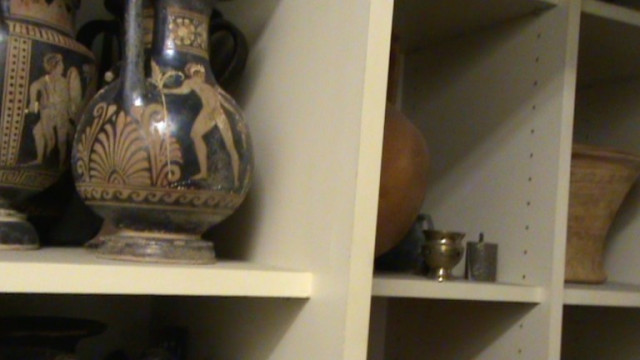 Продължава изземането на антики от офисите на Божков (видео)