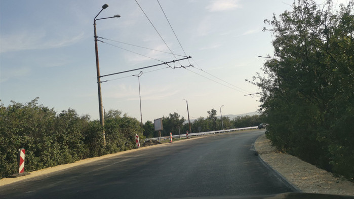 Запълниха дупките на Аспарухов мост, готови са и трасетата по изхода и входа на квартала (СНИМКИ)