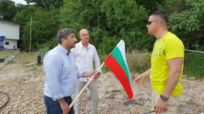 Край „Летния Сарай“: Христо Иванов в сблъсък с охранители заради недостъпен плаж (ВИДЕО)