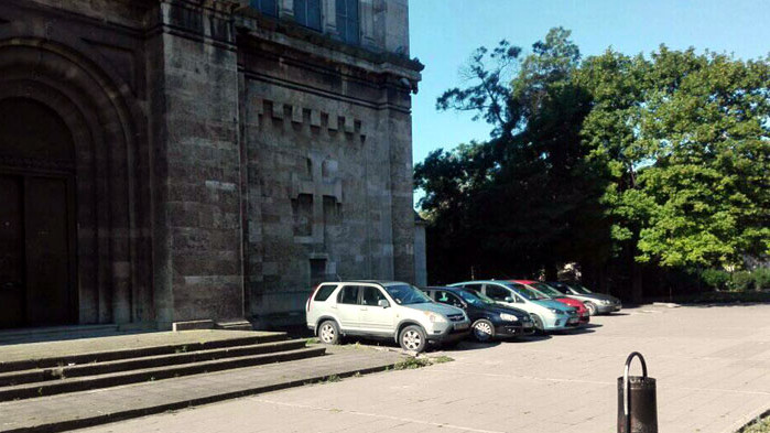 Разрешено ли е паркирането зад Катедралата във Варна и за кого?